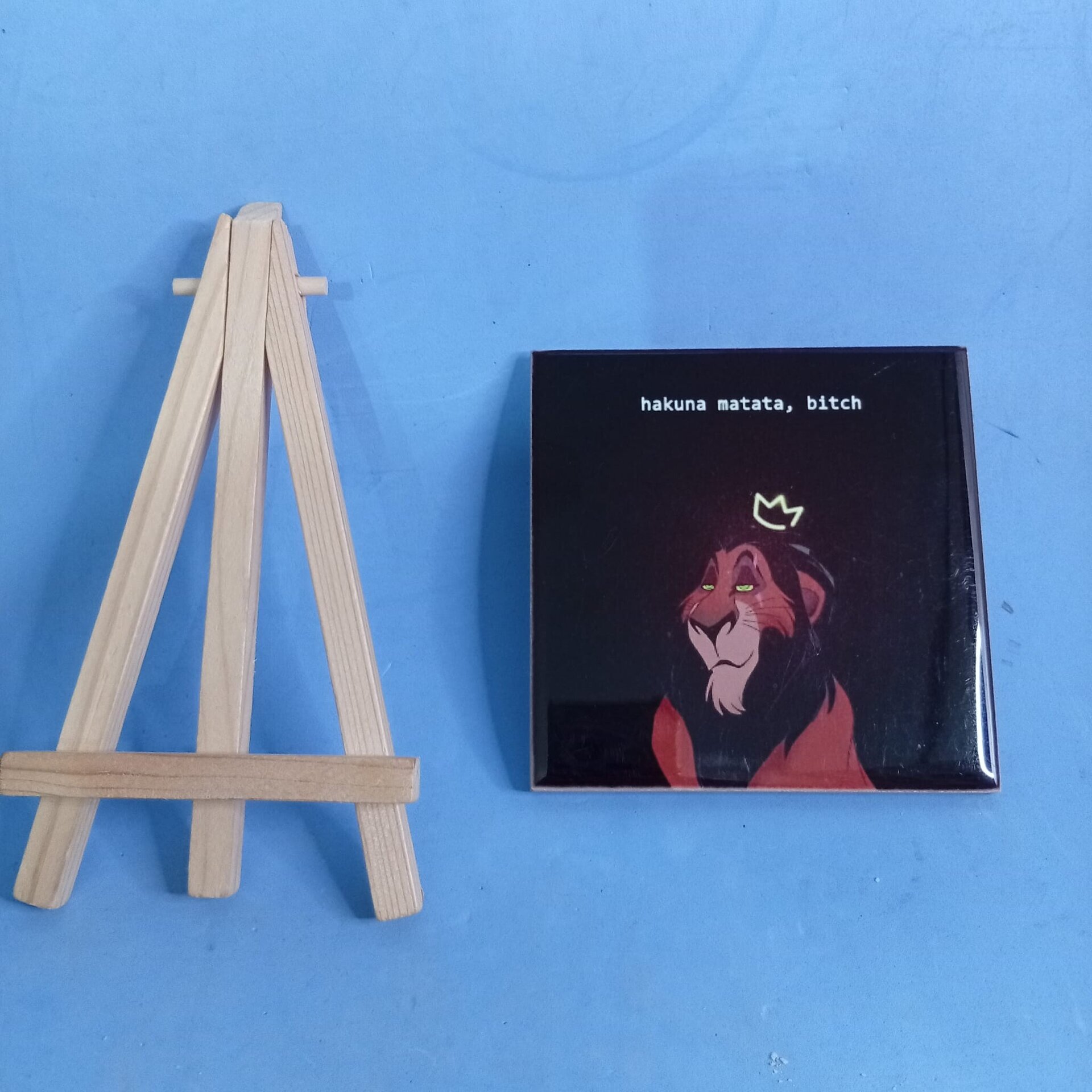 Cuadro “Hakuna Matata, Bitch” 10 x 10 cm con caballete - 3