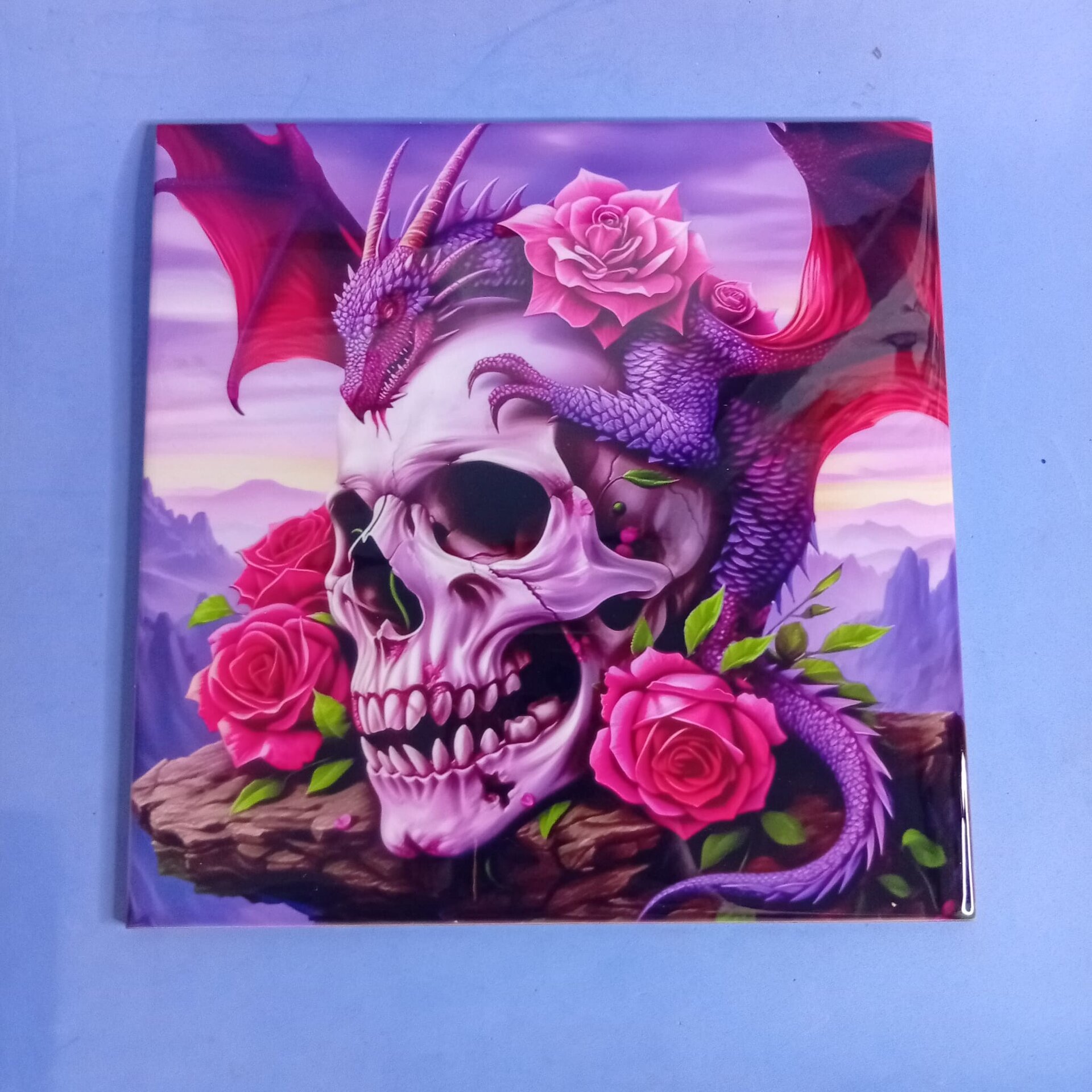 Azulejo decorativo con dragón y calavera - 2